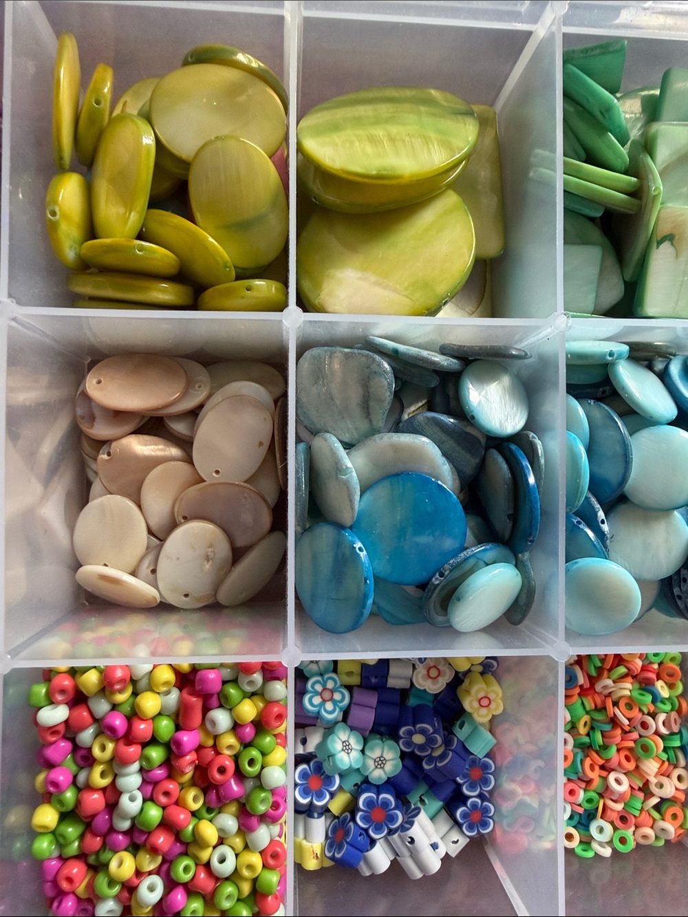 Large lot of beads with container - Picture 6 of 8